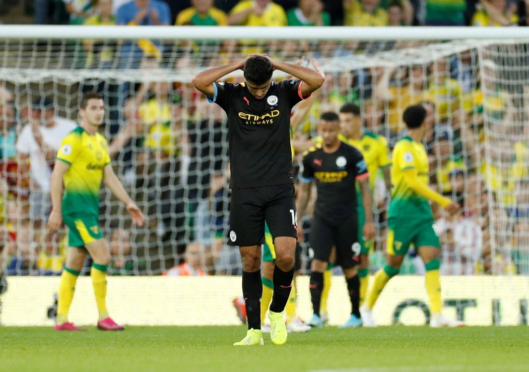 Zklamaný Rodri během utkání Manchesteru City s Norwichem