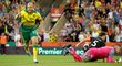 Teemu Pukki oslavuje třetí vstřelený gól Norwiche v utkání s Manchesterem City