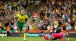 Teemu Pukki oslavuje třetí vstřelený gól Norwiche v utkání s Manchesterem City