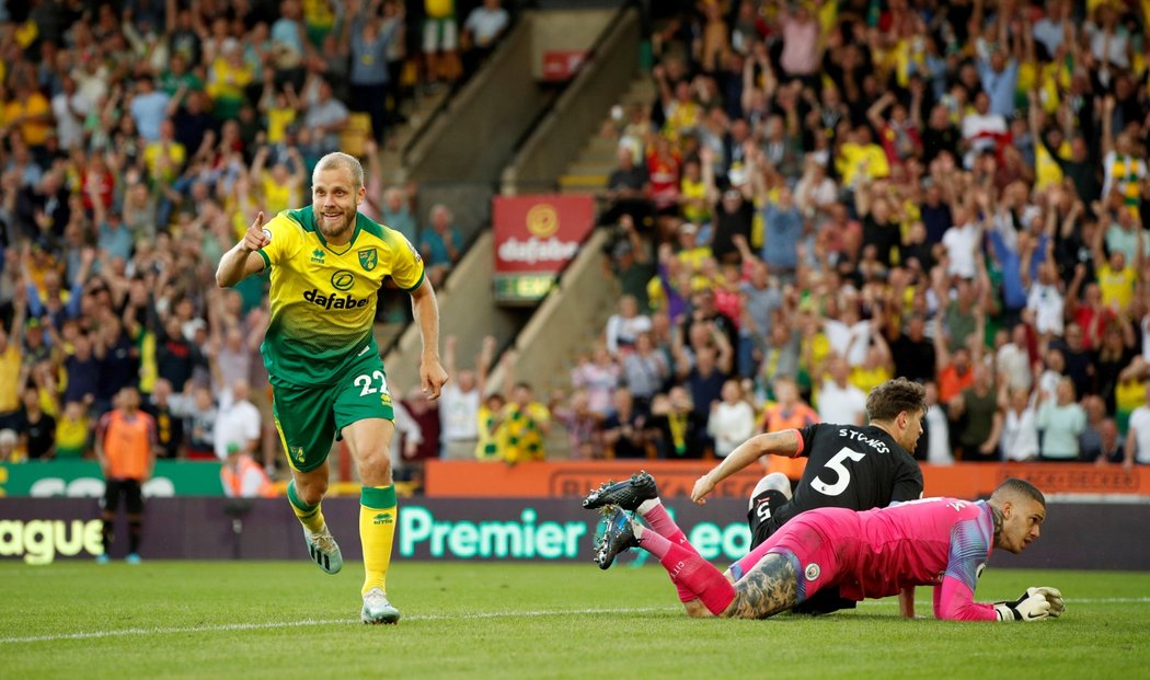 Teemu Pukki oslavuje třetí vstřelený gól Norwiche v utkání s Manchesterem City