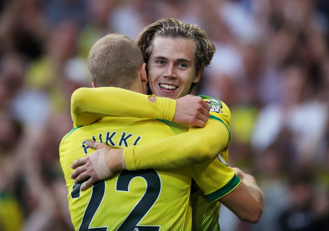 Todd Cantwell (v pozadí) a Teemu Pukki (v popředí) slaví gól do sítě Manchesteru City