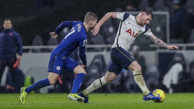 Pierre-Emile Hojbjerg (vpravo) a Timo Werner (vlevo) během zápasu Tottenhamu s Chelsea