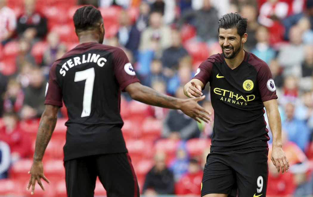 Hráči Manchesteru City Nolito slaví s Raheemem Sterlingem úspěch Citizens na hřišti Stoke.