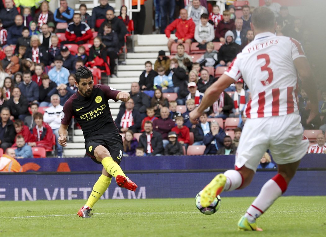 Nolito se trefil na hřišti Stoke hned dvakrát a Manchester City vyhrál jasně 4:1.