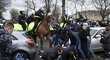 Fanoušci se před derby Tottenhamu s Arsenalem střetli mimo stadion. Klid musela zjednat policie.