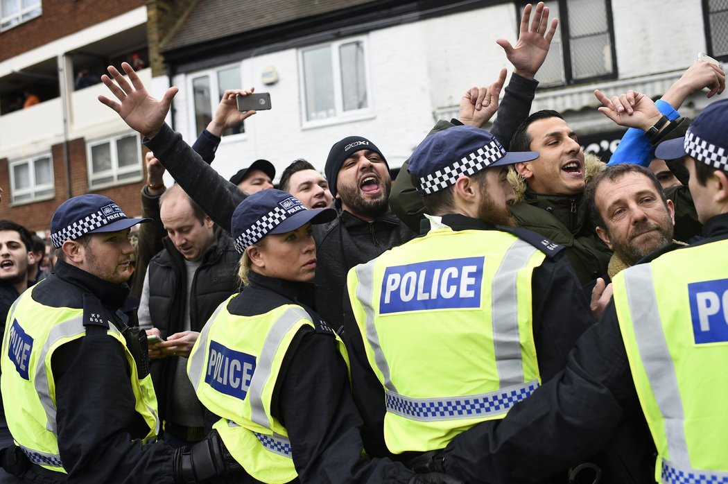 Policie měla před derby mezi Tottenhamem a Arsenalem co dělat, musela krotit fanoušky