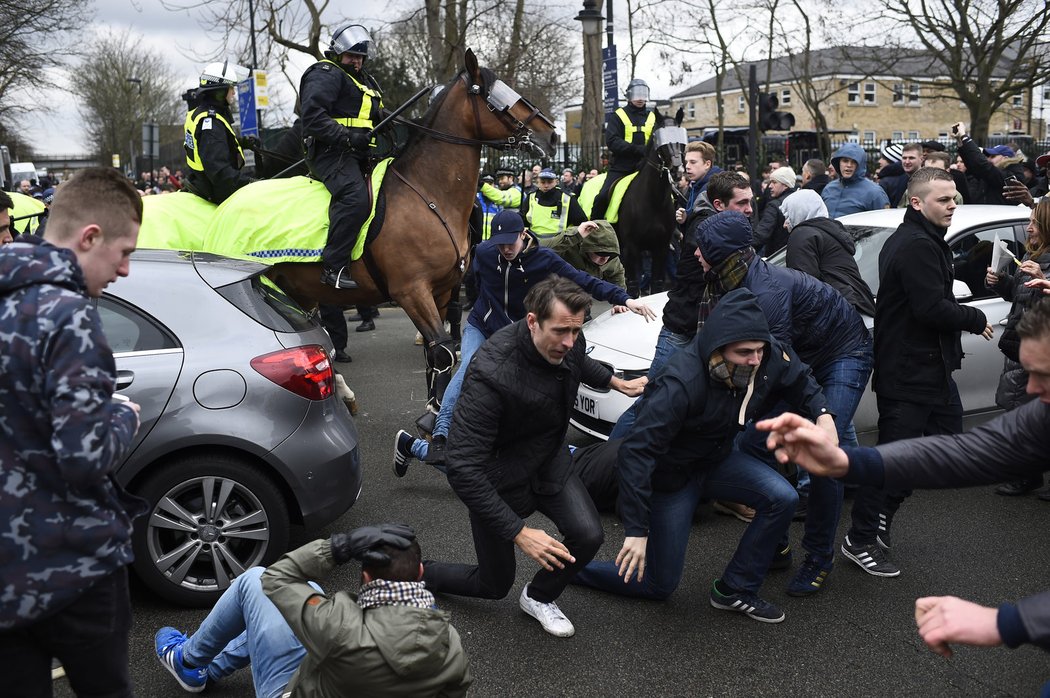 Řežba před stadionem. Londýnské derby mezi Tottenhamem a Arsenalem je vždy i soubojem fanoušků, musela zasahovat policie.