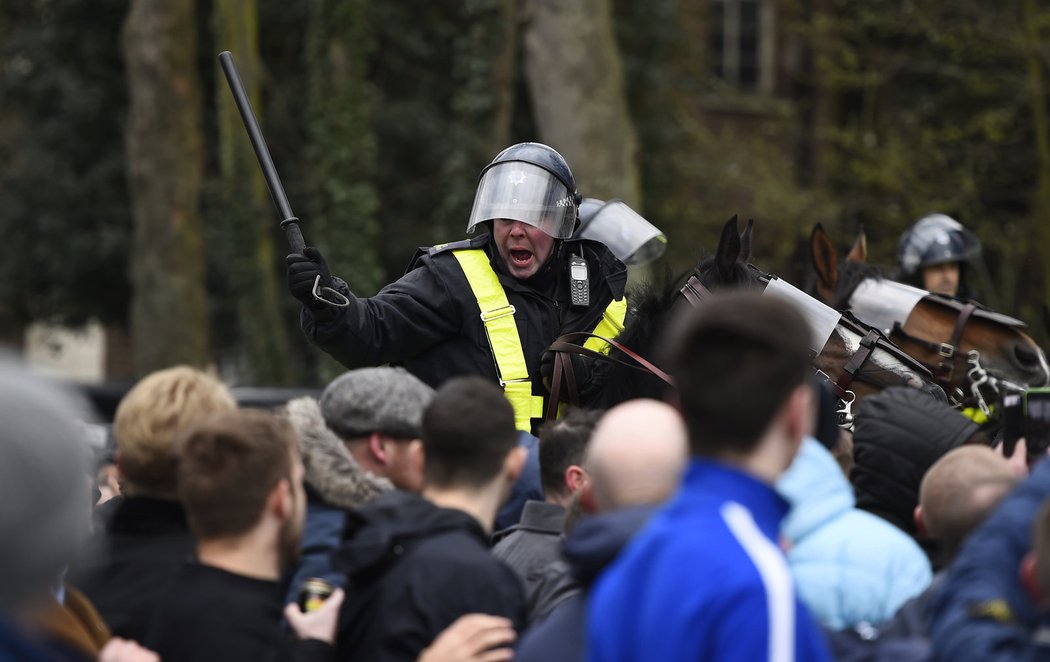 Policie byla v pohotovosti před derby Tottenhamu s Arsenalem. Nakonec museli strážci pořádku i zasahovat, tekla krev.