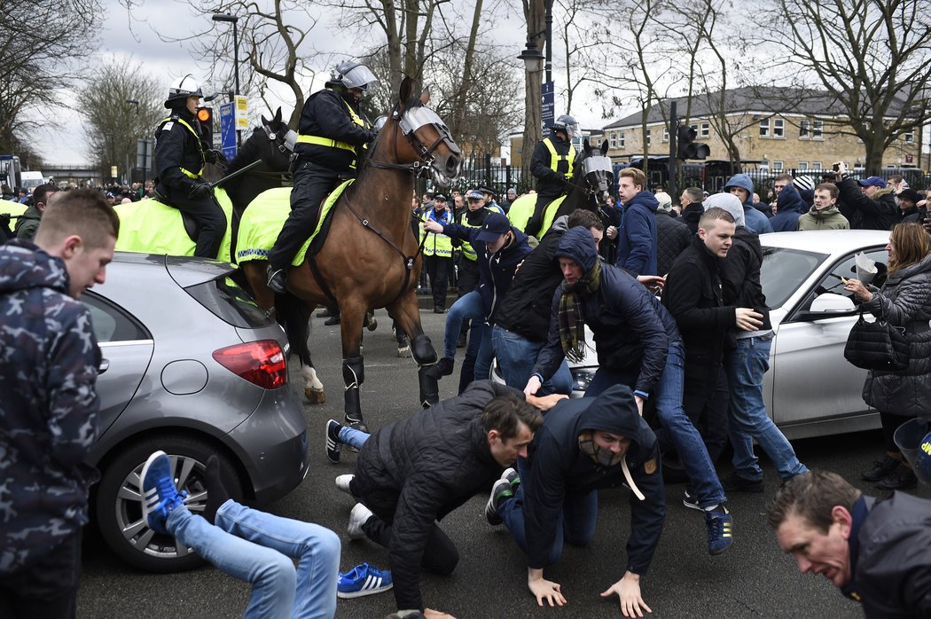 Fanoušci se před derby Tottenhamu s Arsenalem střetli mimo stadion. Klid musela zjednat policie.