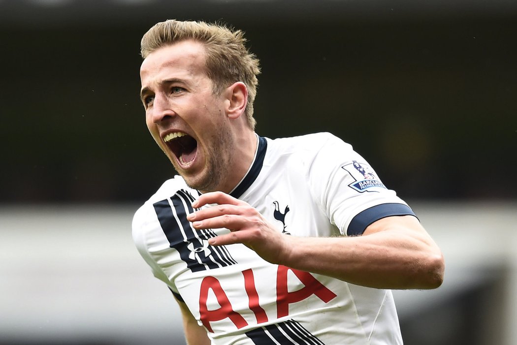 Střelec Tottenhamu Harry Kane slaví gól v síti Arsenalu.