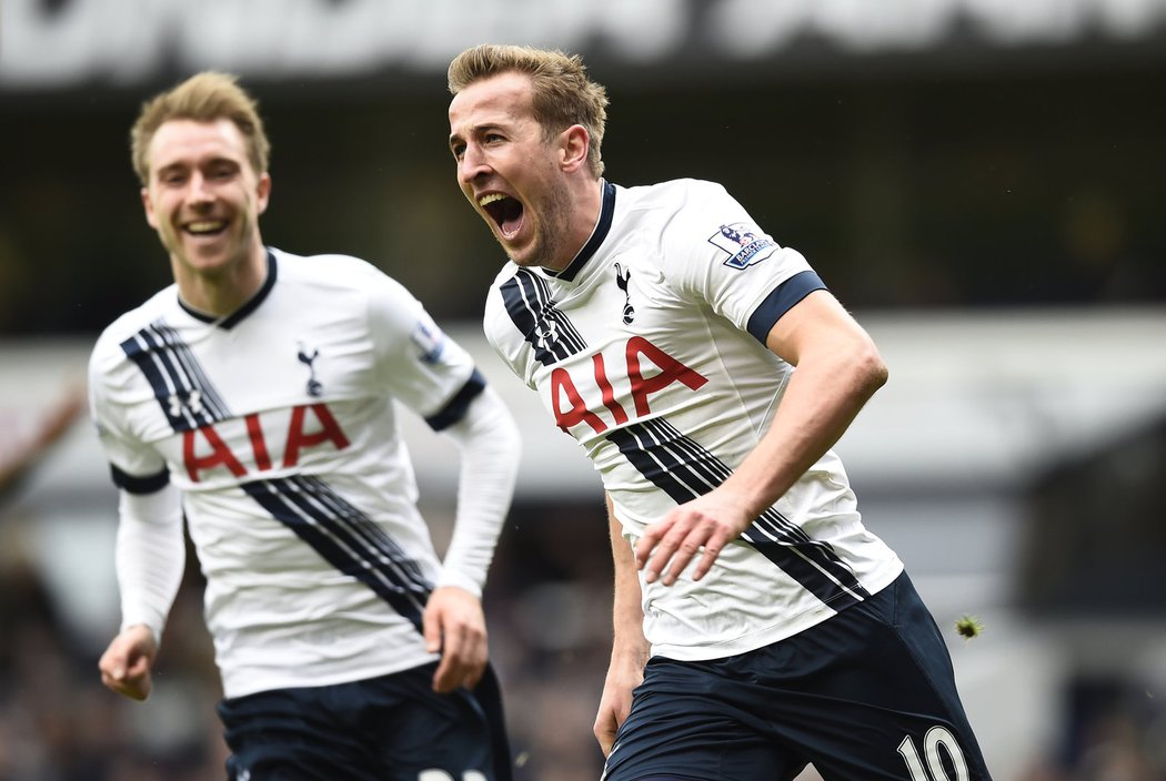 Střelec Tottenhamu Harry Kane slaví gól v síti Arsenalu. Bitva Premier League ale vítěze neměla, skončila 2:2.