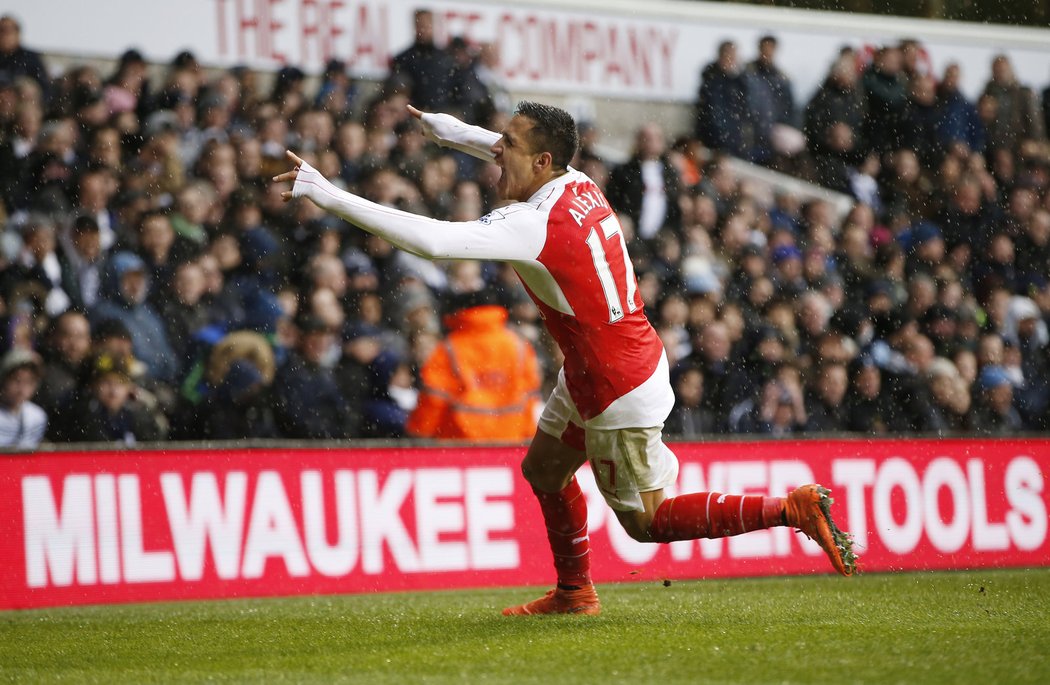 Remízu v derby s Tottenhamem vystřelil Arsenalu Alexis Sánchez. Zápas skončil 2:2.