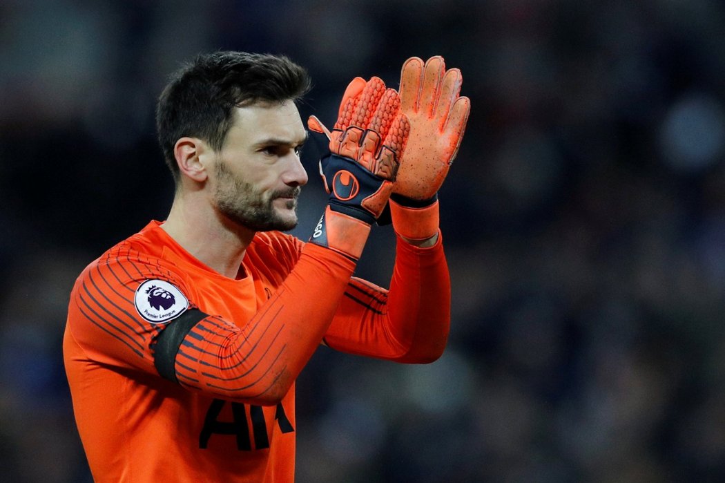 Brankář Tottenhamu Hugo Lloris tleská divákům po vítězství nad Chelsea