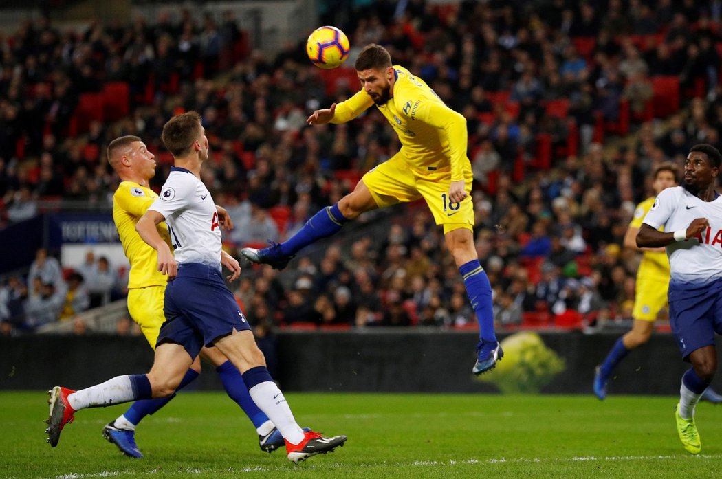 Olivier Giroud porážce nezabránil. Proti Spurs hlavou dokázal pouze snížit na 1:3