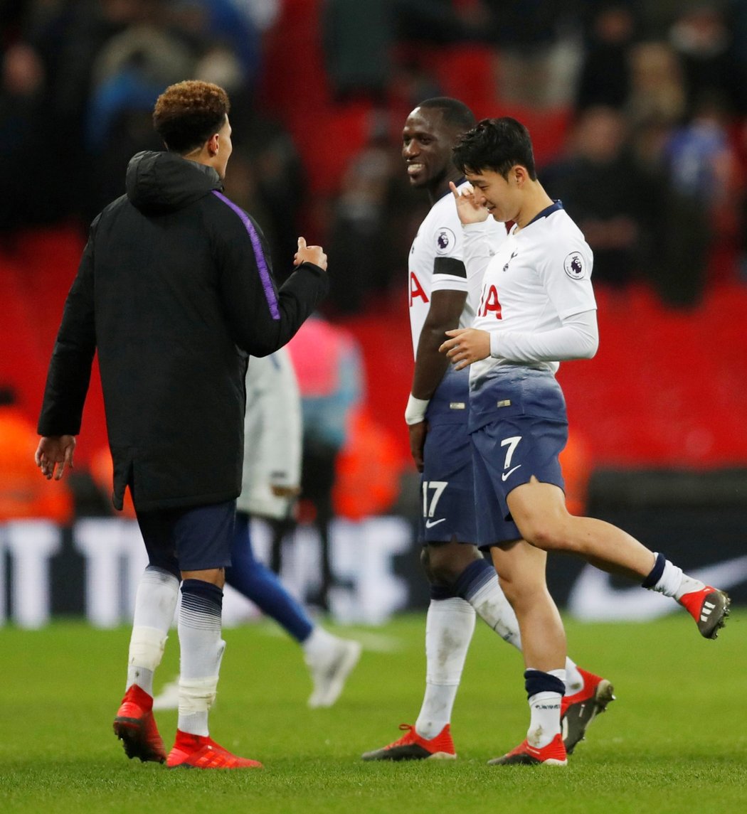 Fotbalisté Dele Alli, Moussa Sissoko a Hung-min Son oslavují výhru Tottenhamu nad Chelsea