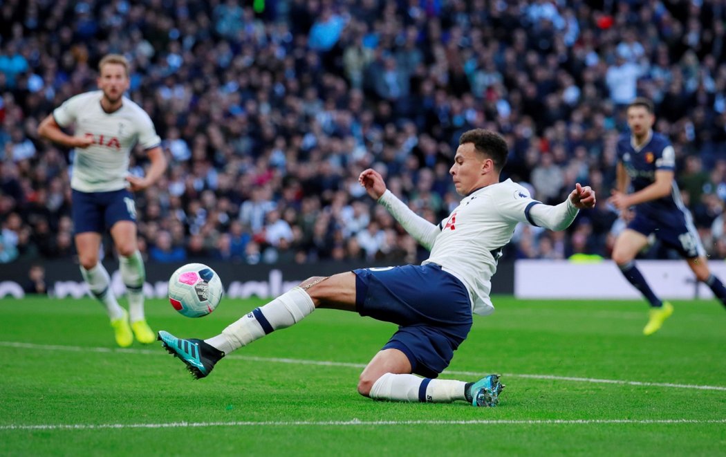 Dele Alli ve skluzu během utkání s Watfordem, se kterým Tottenham pouze remizoval 1:1