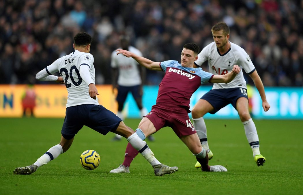 Záložník Spurs Dele Alli v souboji o míč s Declanem Ricem