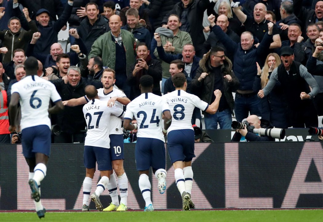 Fotbalisté Tottenhamu se radují po trefě proti West Hamu