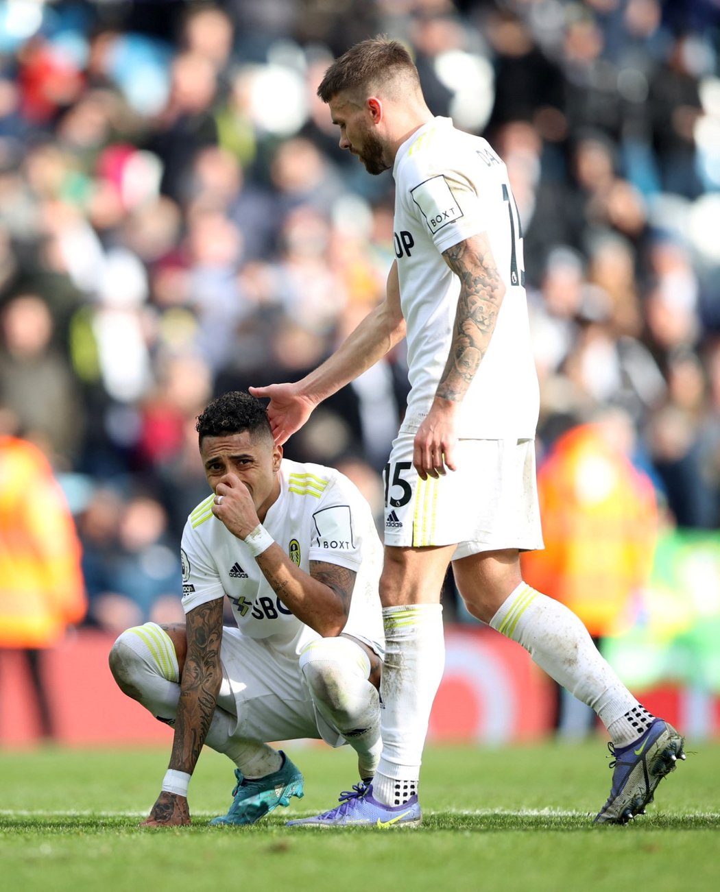 Zklamaní hráči Leedsu po prohře s Tottenhamem 0:4