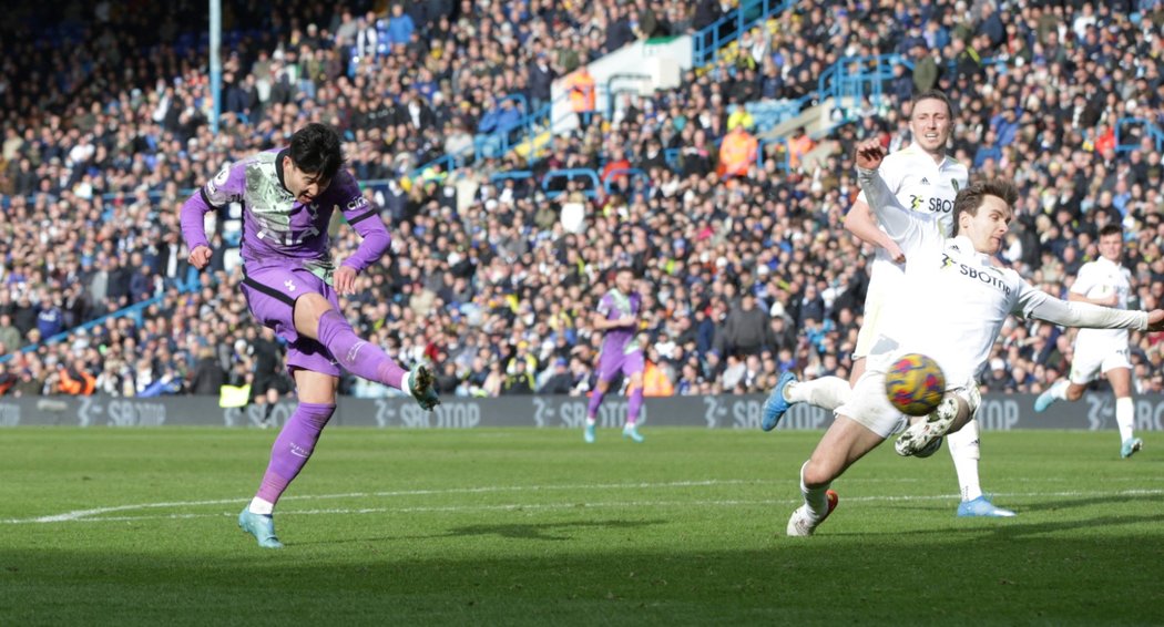 Son Heung-min střílí gól proti Leedsu