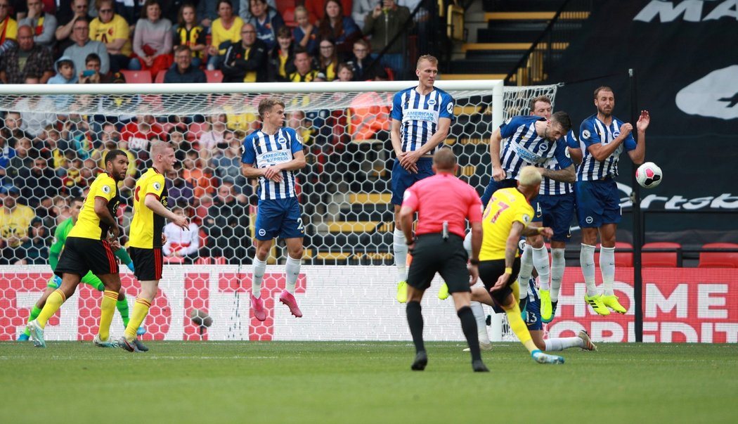 Situace, kterou zkoumal VAR v zápase Watfordu s Brightonem. Přímý volný kop zahrával Roberto Pereyra