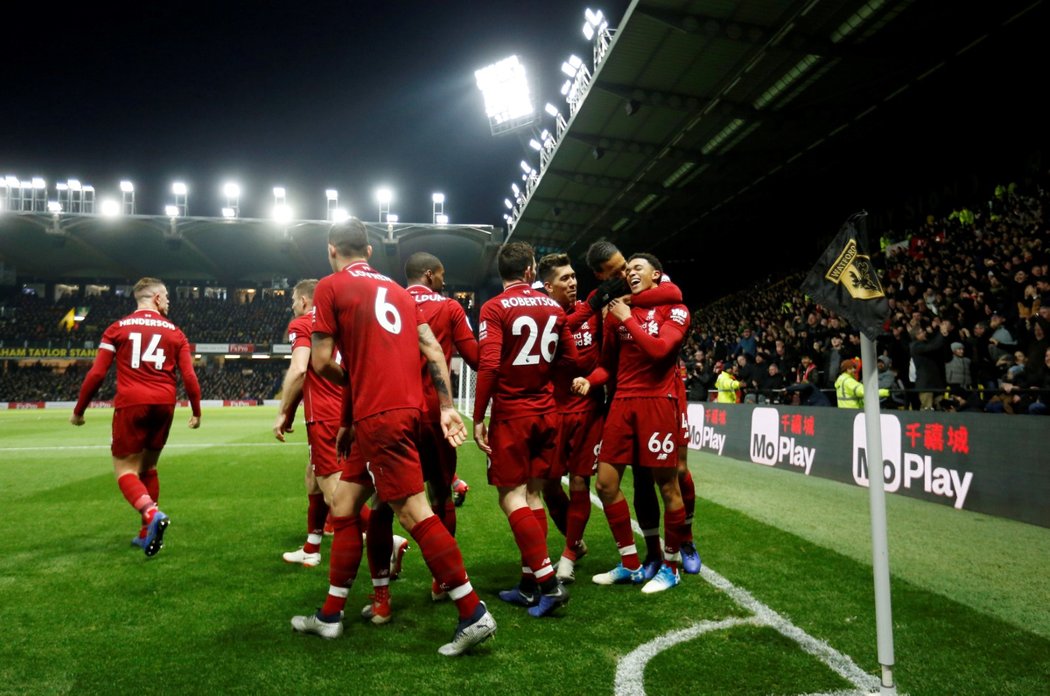 Fotbalisté Liverpoolu se radují z druhé trefy v utkání na hřišti Watfordu, kterou obstaral Trent Alexander-Arnold