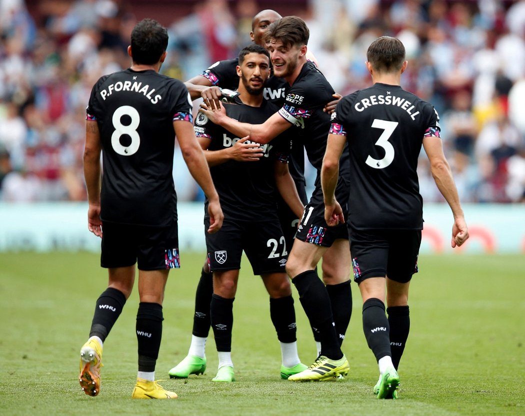 Hráči West Hamu oslavují střelce gólu Pabla Fornalse