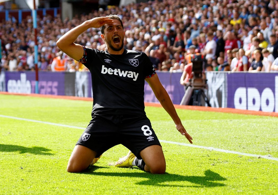 Záložník West Hamu Pablo Fornals v euforii po jediném gólu zápasu