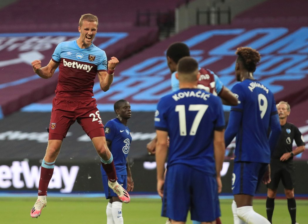 Český záložník Tomáš Souček pomohl West Hamu svým premiérovým gólem k veledůležitému vítězství nad Chelsea v boji o záchranu