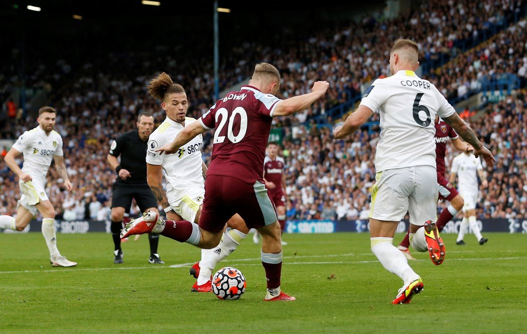 Jarrod Bowen vysílá gólovou střelu v utkání proti Leedsu