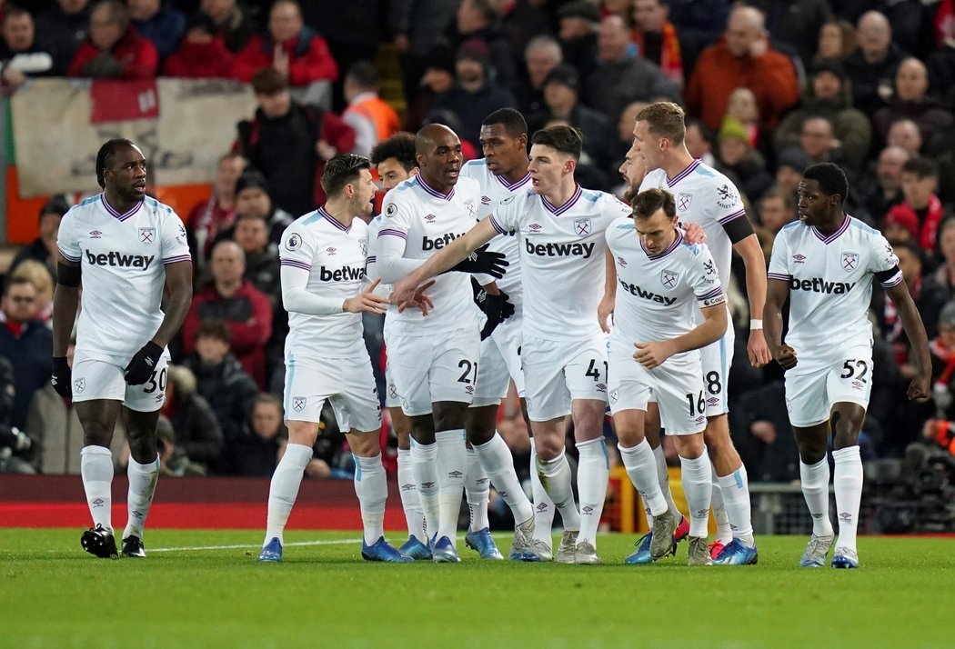 Hráči West Hamu oslavují vyrovnání na 1:1 v duelu s Liverpoolem