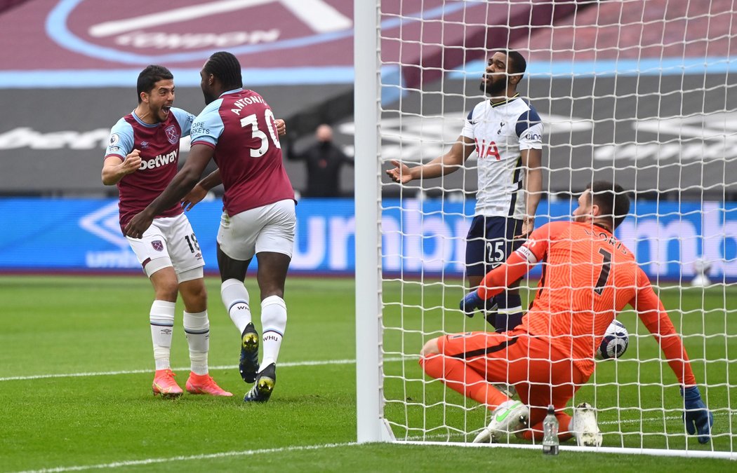 Michail Antonio rychle dotlačil míč za Huga Llorise