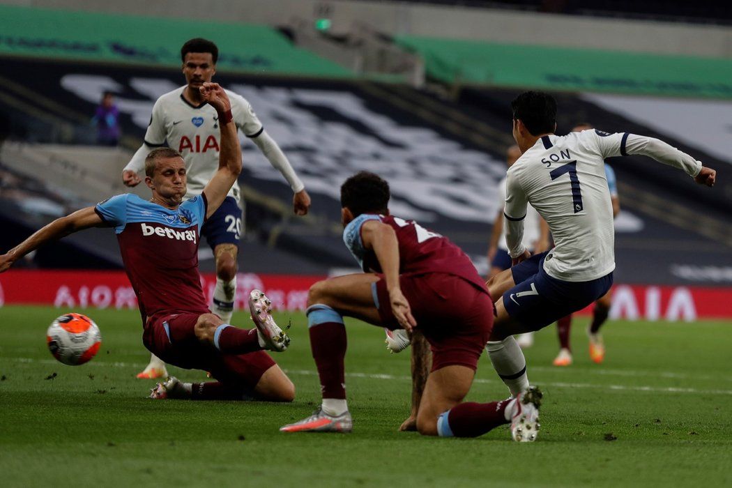 Tomáš Souček se snaží zblokovat střelu v utkání s Tottenhamem