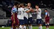 Fotbalisté Tottenhamu slaví vlastní gól Tomáše Součka