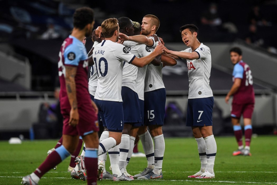 Fotbalisté Tottenhamu slaví vlastní gól Tomáše Součka