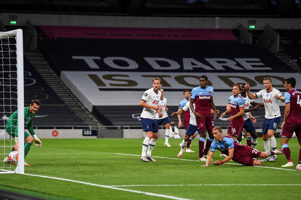 Tomáš Souček si v zápase s Tottenhamem vstřelil vlastní branku