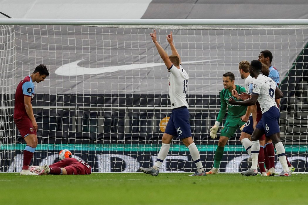 Na trávníku ležící Tomáš Souček a branku slavící protihráči z Tottenhamu