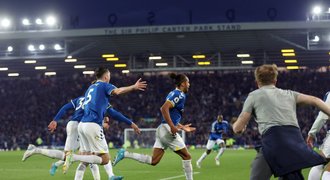 Everton slaví po obratu z 0:2 záchranu. Chelsea ztratila, ale jistě skončí třetí