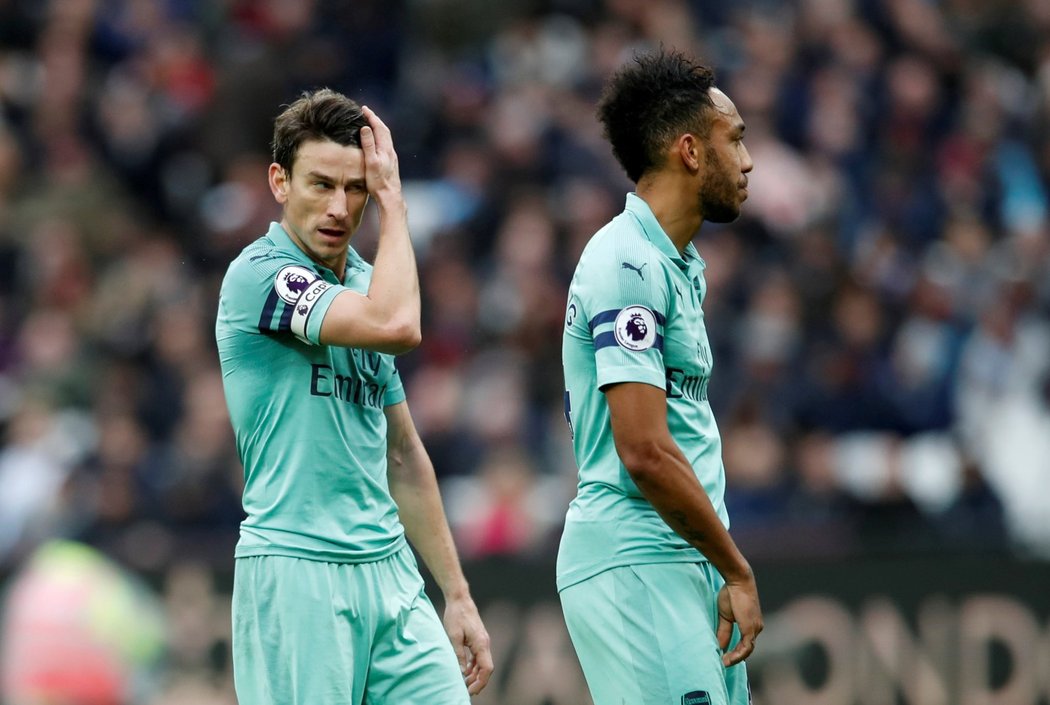 Zklamaní Laurent Koscielny a Pierre-Emerick Aubameyang z Arsenalu po prohře na hřišti West Hamu