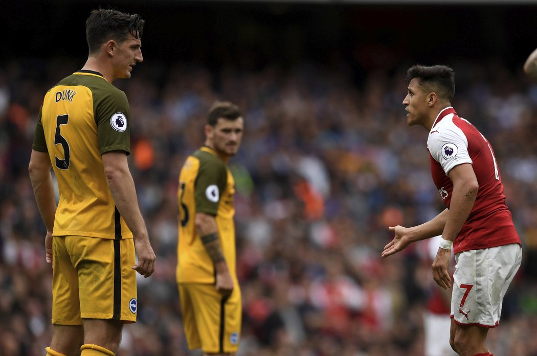 Alexis Sánchez v debatě s Lewisem Dunkem při zápasu Arsenalu s Brightonem