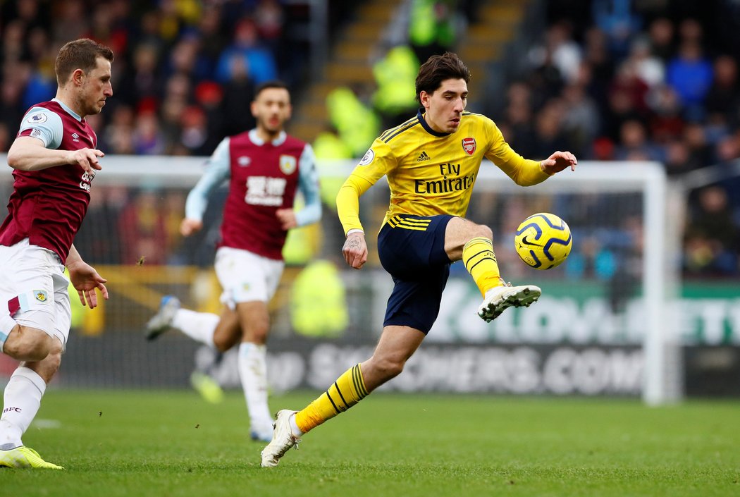 Hector Bellerin si zpracovává míč v zápase s Burnley