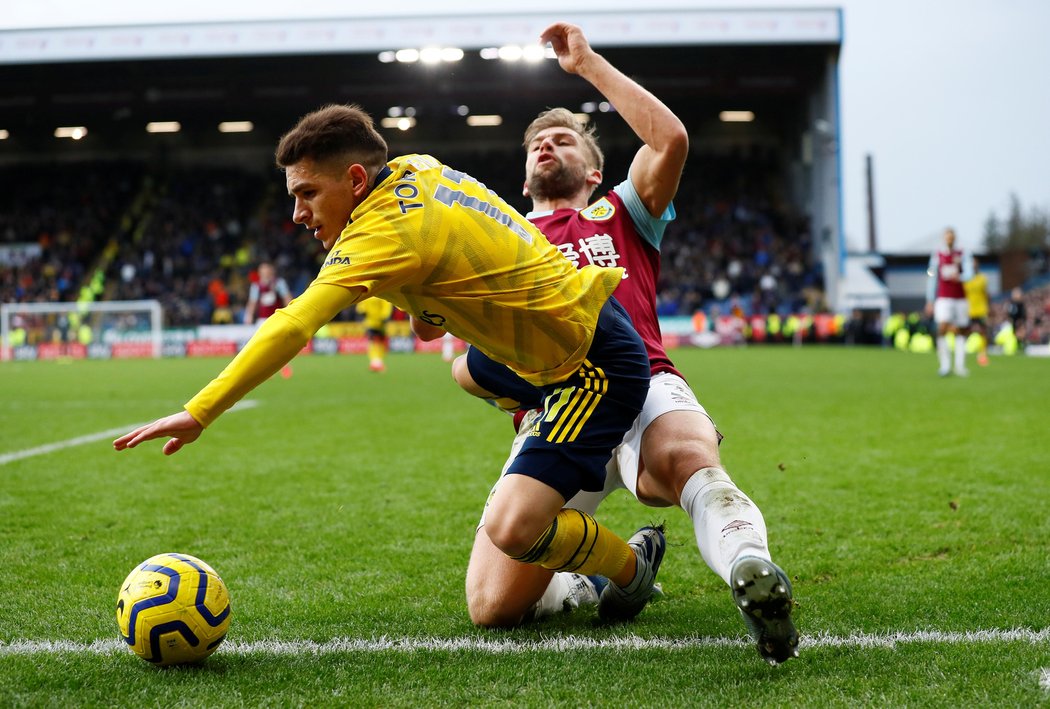 Charlie Taylor z Burnley dojíždí Lucase Torreiru