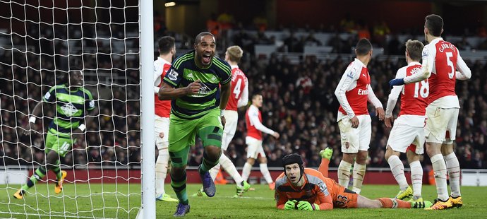 Ashley Williams právě zajistil Swansea vedení 2:1 nad Arsenalem