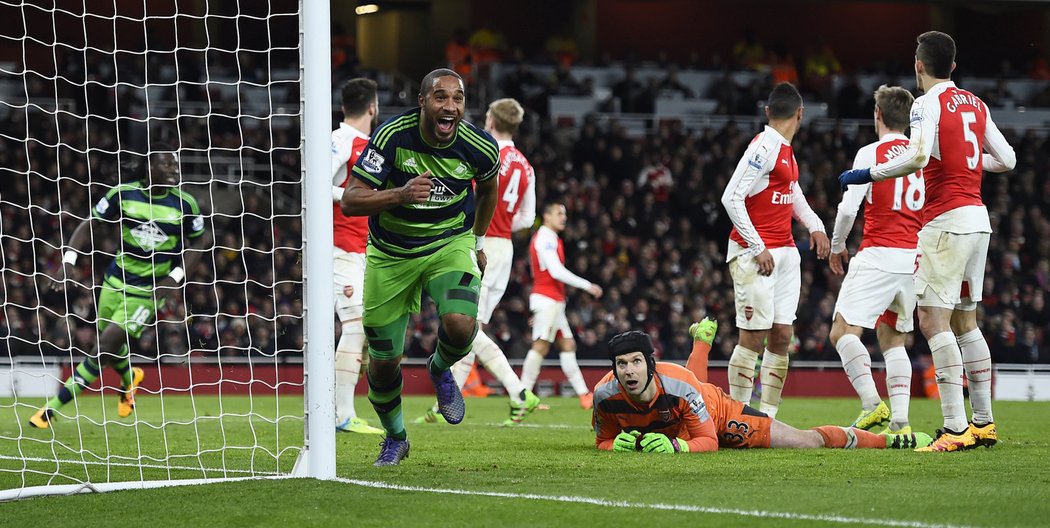 Ashley Williams právě zajistil Swansea vedení 2:1 nad Arsenalem