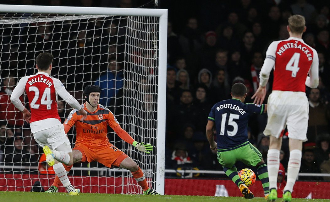 Brankář Arsenalu Petr Čech si proti Swansea zachytal vydatně