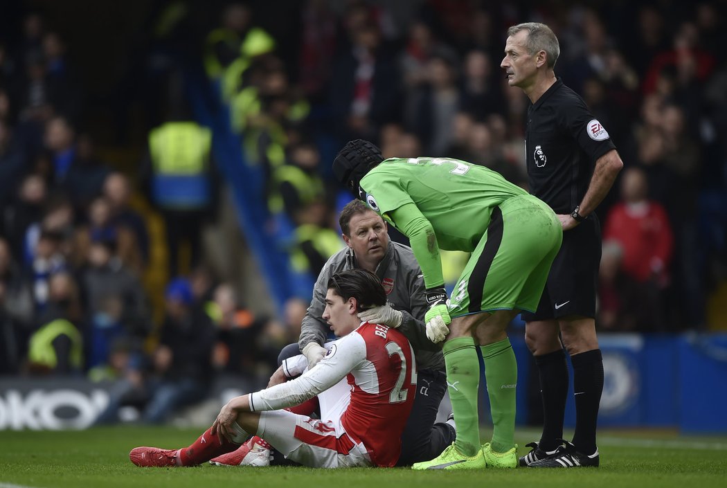 Obránce Arsenalu Hector Bellerin potřeboval po střetu s Marcosem Alonsem z Chelsea lékařské ošetření a musel střídat