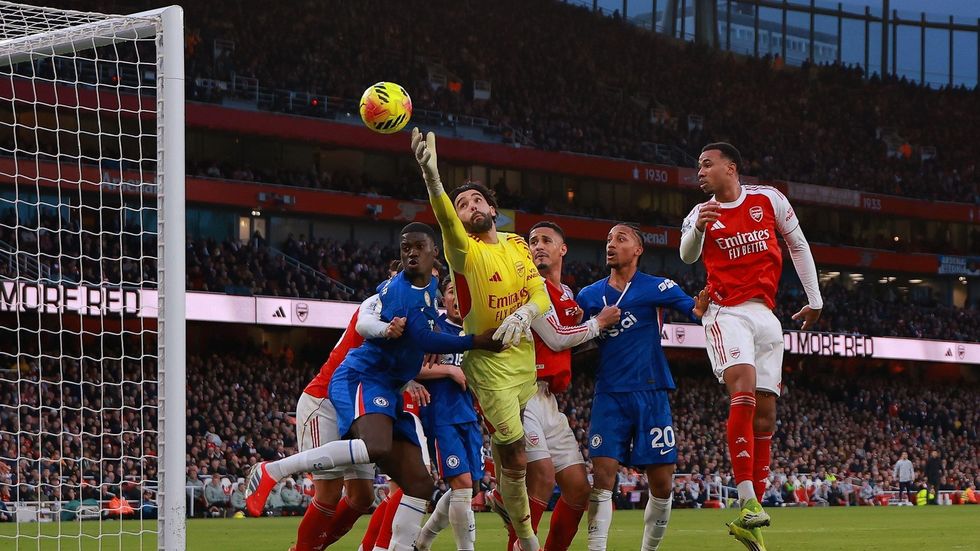 Fotbalisté Arsenalu a Chelsea spolu v neděli svedou bitvu o Londýn ve třetím kole Premier League