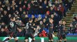 Alexis Sanchez gestem vyzývá některé své spoluhráče, aby se k němu přidali ve slavení gólu proti Crystal Palace