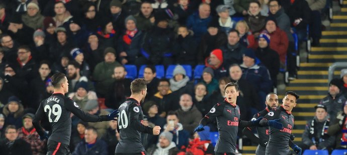 Alexis Sanchez gestem vyzývá některé své spoluhráče, aby se k němu přidali ve slavení gólu proti Crystal Palace