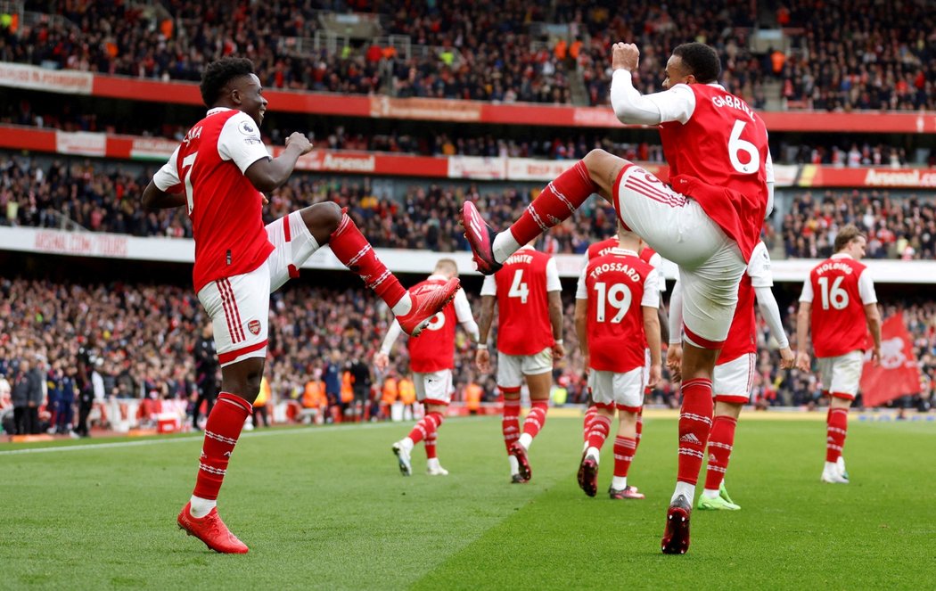 Hráči Arsenalu slaví gól